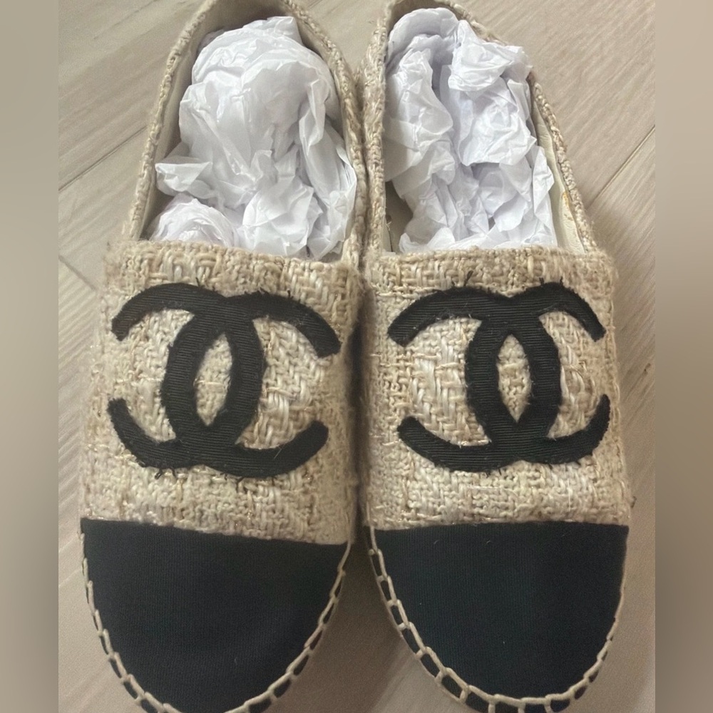 Chanel Tweed EspadrilleS Cream White gold Neutral  7 Authentic flats slip on 
H